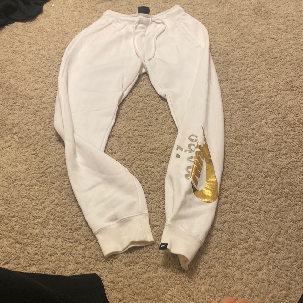 white nike joggers